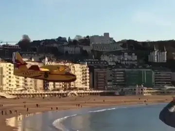 Un hidroavión sorprende a cientos de personas cargando agua en la playa de La Concha Un hidroavión sorprende a cientos de personas cargando agua en la playa de La Concha