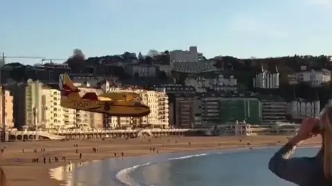Un hidroavión sorprende a cientos de personas cargando agua en la playa de La Concha Un hidroavión sorprende a cientos de personas cargando agua en la playa de La Concha