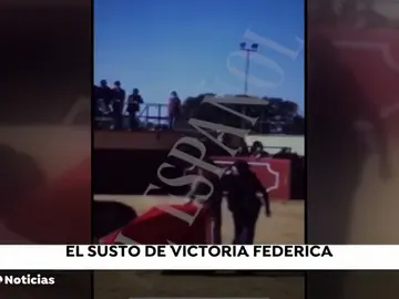 El susto de Victoria Federica al ser embestida por una vaquilla El susto de Victoria Federica al ser embestida por una vaquilla