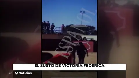 El susto de Victoria Federica al ser embestida por una vaquilla El susto de Victoria Federica al ser embestida por una vaquilla