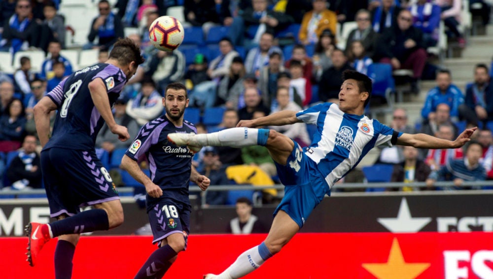 Wu Lei remata un balón