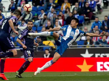 Wu Lei remata un balón Wu Lei remata un balón
