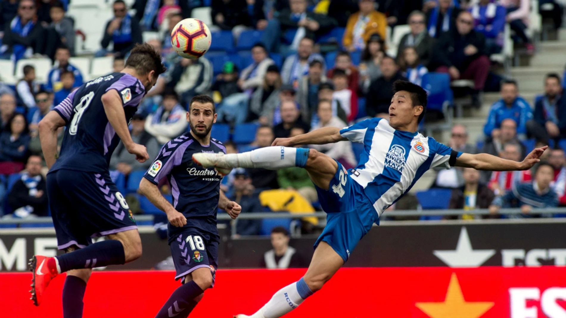 Wu Lei remata un balón Wu Lei remata un balón