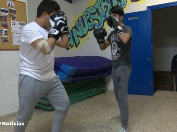 Los jóvenes 'pelean' para que no se derribe el centro donde reciben clases de boxeo