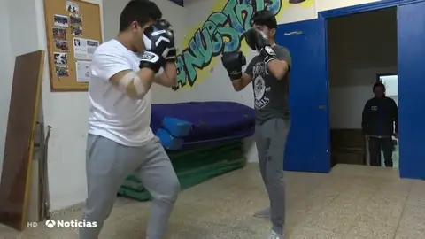 Los jóvenes 'pelean' para que no se derribe el centro donde reciben clases de boxeo Los jóvenes 'pelean' para que no se derribe el centro donde reciben clases de boxeo