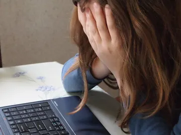 Imagen de archivo de una joven víctima de acoso Imagen de archivo de una joven víctima de acoso