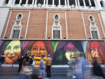 El mural en la Gran Vía de Madrid de más de 25 metros con los retratos de cuatro mujeres El mural en la Gran Vía de Madrid de más de 25 metros con los retratos de cuatro mujeres
