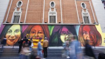 El mural en la Gran Vía de Madrid de más de 25 metros con los retratos de cuatro mujeres