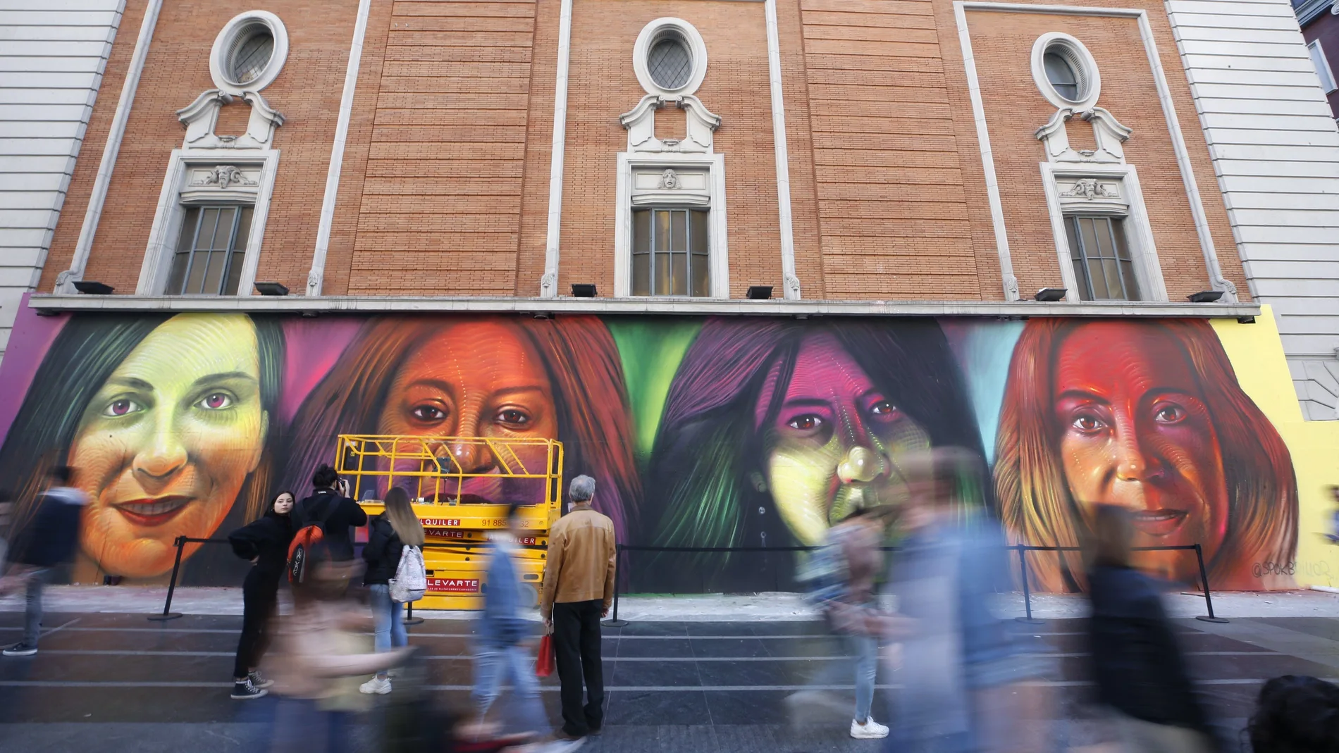 El mural en la Gran Vía de Madrid de más de 25 metros con los retratos de cuatro mujeres El mural en la Gran Vía de Madrid de más de 25 metros con los retratos de cuatro mujeres