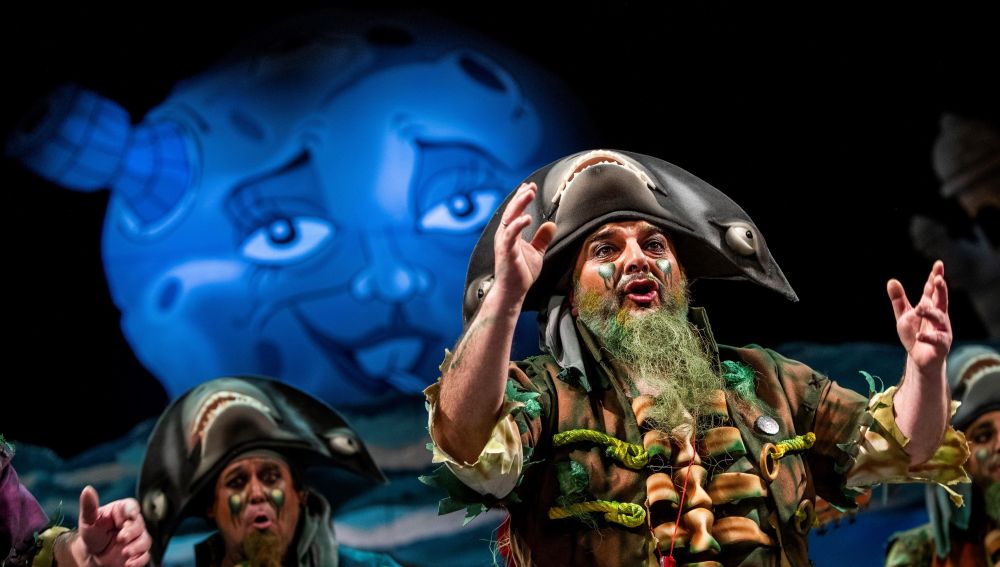 La chirigota 'La maldición de la lapa negra' durante su actuación en el Gran Teatro Falla