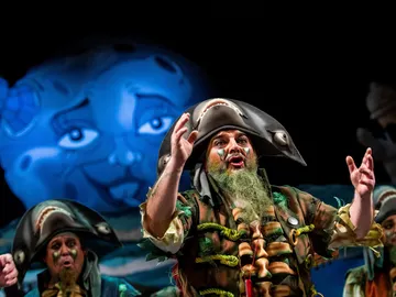 La chirigota 'La maldición de la lapa negra' durante su actuación en el Gran Teatro Falla La chirigota 'La maldición de la lapa negra' durante su actuación en el Gran Teatro Falla