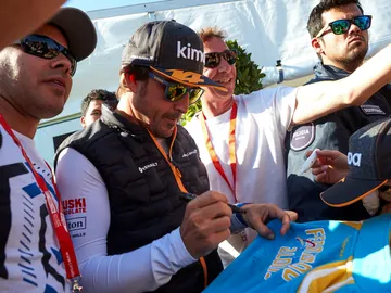 Fernando Alonso firma autógrafos Fernando Alonso firma autógrafos