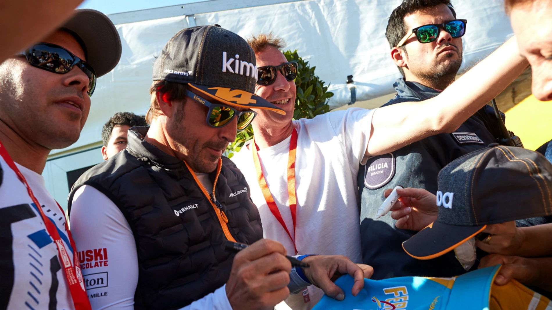 Fernando Alonso firma autógrafos Fernando Alonso firma autógrafos