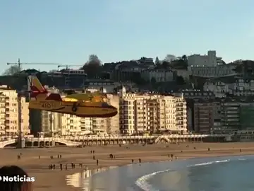 Polémica por la maniobra del hidroavión que cargaba agua en La Concha: El alcalde de Navarra reprocha que no se avisara con antelación Polémica por la maniobra del hidroavión que cargaba agua en La Concha: El alcalde de Navarra reprocha que no se avisara con antelación