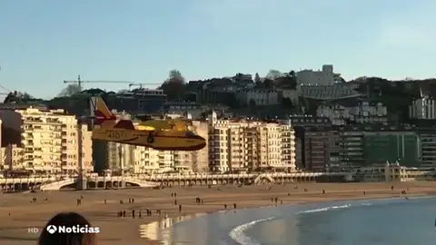 Polémica por la maniobra del hidroavión que cargaba agua en La Concha: El alcalde de Navarra reprocha que no se avisara con antelación Polémica por la maniobra del hidroavión que cargaba agua en La Concha: El alcalde de Navarra reprocha que no se avisara con antelación