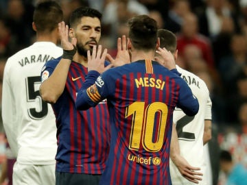 Lionel Messi se felicita con Luis Suárez