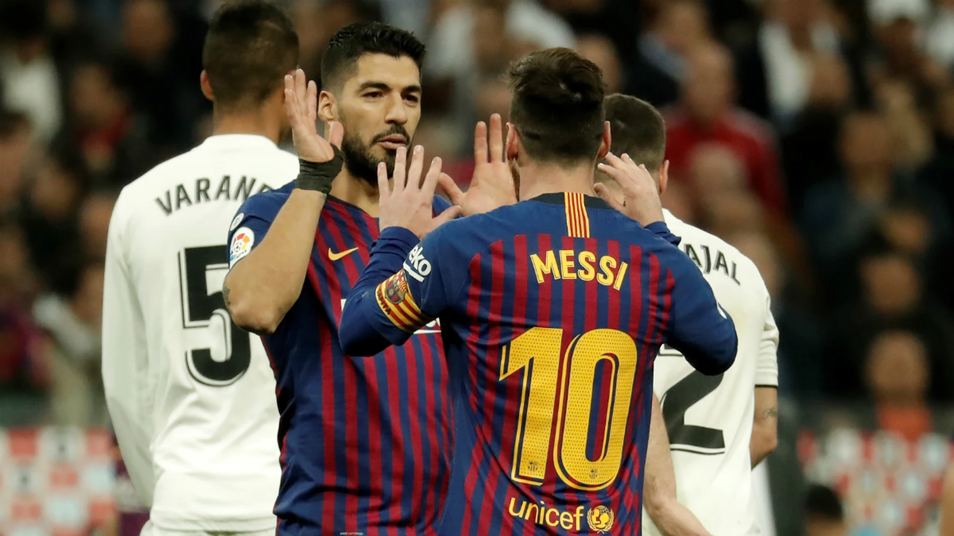 Lionel Messi se felicita con Luis Suárez Lionel Messi se felicita con Luis Suárez