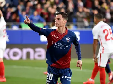 Juanpi celebra un gol con el Huesca Juanpi celebra un gol con el Huesca