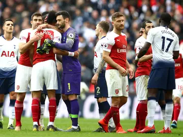 Saludo entre jugadores del Tottenham y del Arsenal Saludo entre jugadores del Tottenham y del Arsenal