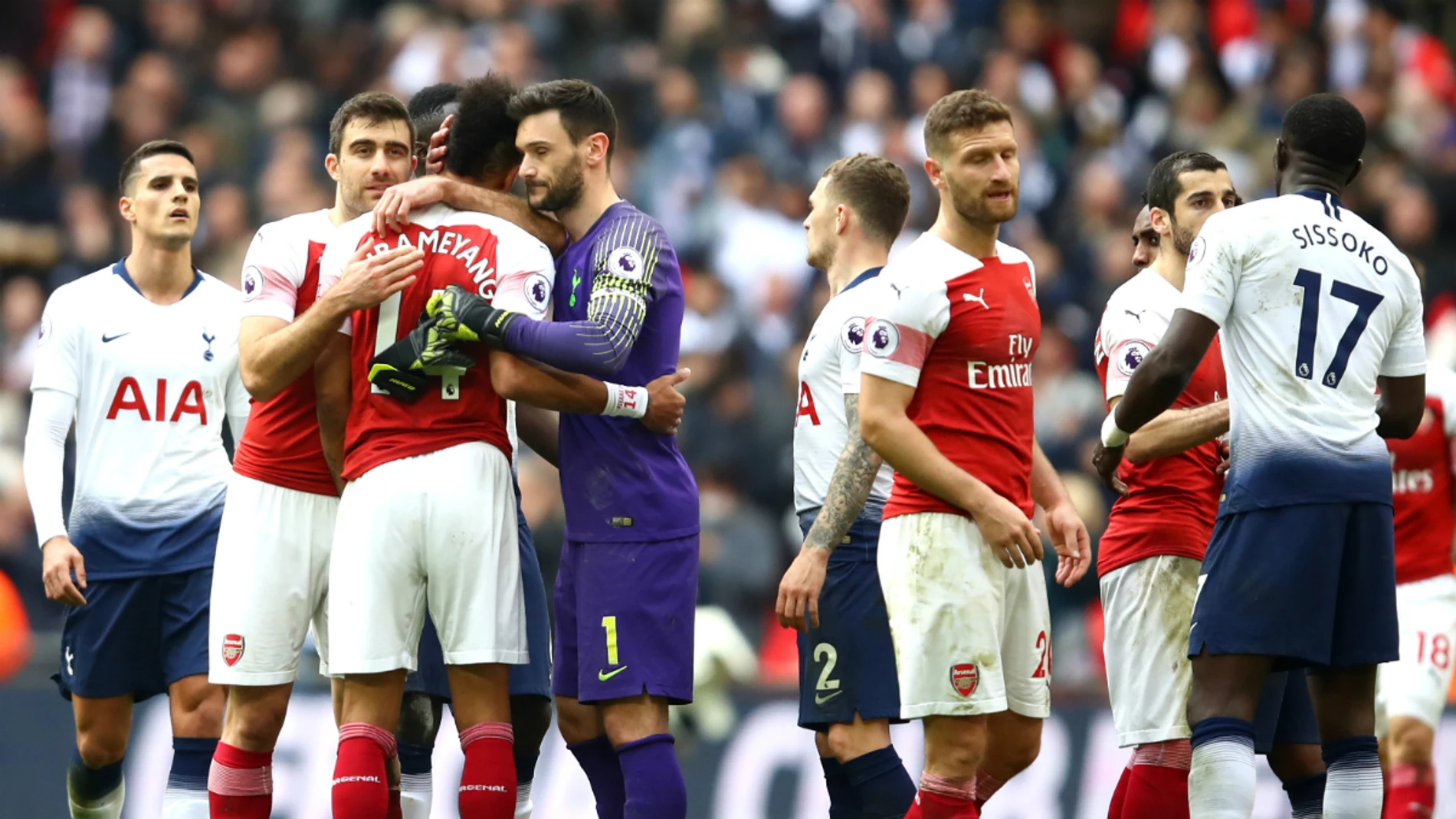 Saludo entre jugadores del Tottenham y del Arsenal Saludo entre jugadores del Tottenham y del Arsenal