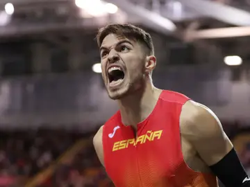 Óscar Husillos festeja su medalla Óscar Husillos festeja su medalla