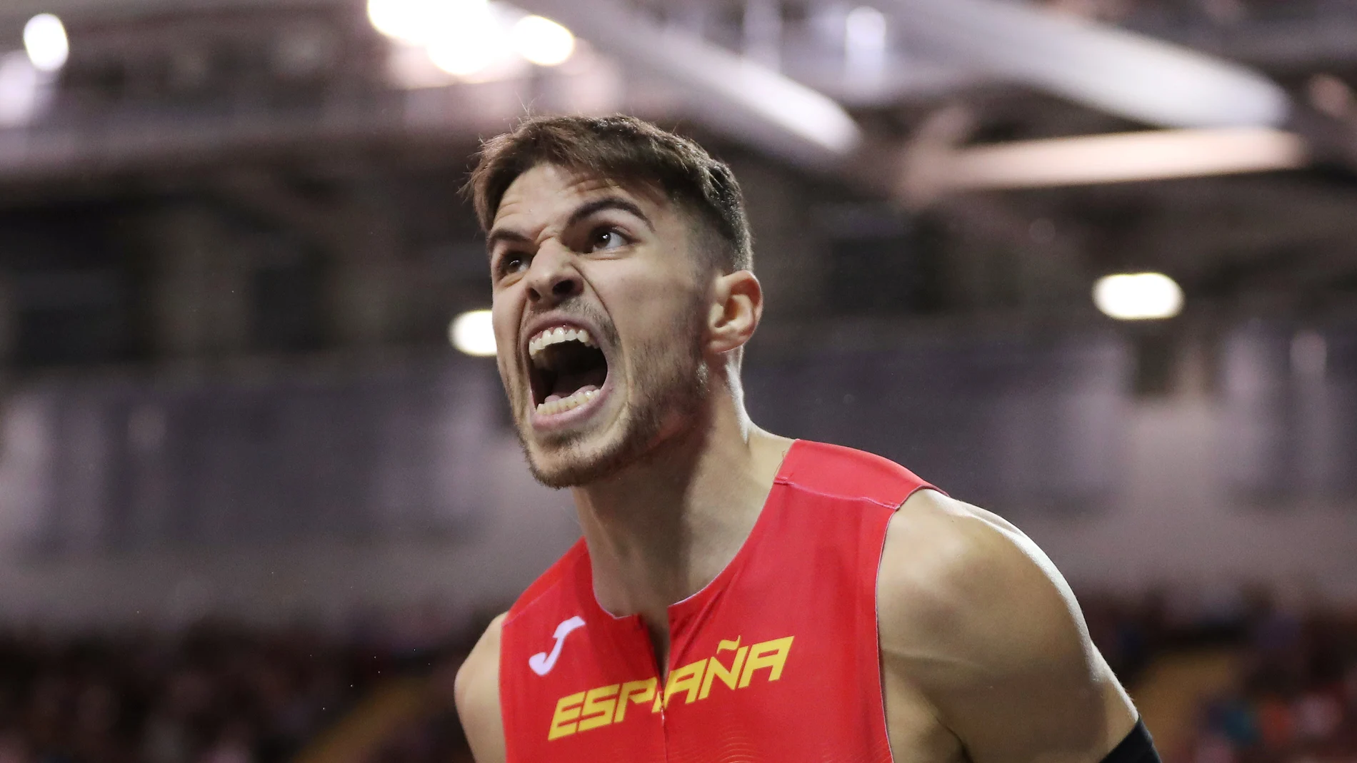 Óscar Husillos festeja su medalla Óscar Husillos festeja su medalla