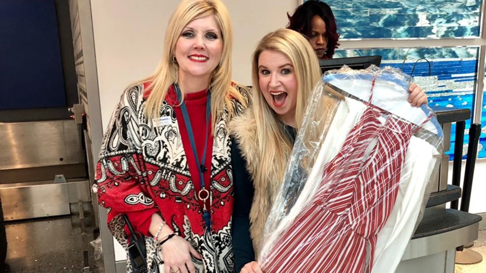 La joven posando con el vestido La joven posando con el vestido