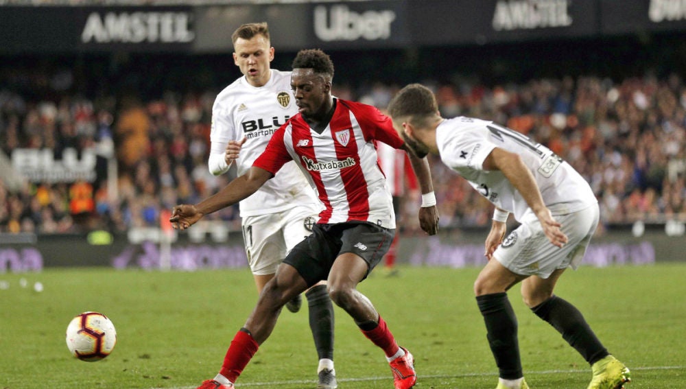 Iñaki Williams, con la pelota