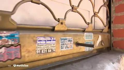 Detenido por bloquear con pegamento hasta 25 cerraduras de locales para colocar sus pegatinas ofreciendo servicio de cerrajería Detenido por bloquear con pegamento hasta 25 cerraduras de locales para colocar sus pegatinas ofreciendo servicio de cerrajería