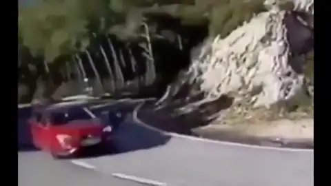 Idenitificado un conductor temerario al que grabaron a punto de arrollar a varios motoristas Idenitificado un conductor temerario al que grabaron a punto de arrollar a varios motoristas