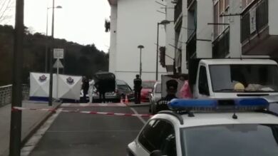 Hallan el cadáver de una recién nacida en una calle de Mondragón