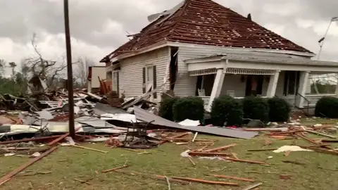 Una casa destrozada por el paso de un tornado en Alabama, EEUU Una casa destrozada por el paso de un tornado en Alabama, EEUU