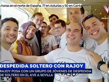 Rajoy, posa con un grupo de jóvenes de despedida de soltero Rajoy, posa con un grupo de jóvenes de despedida de soltero