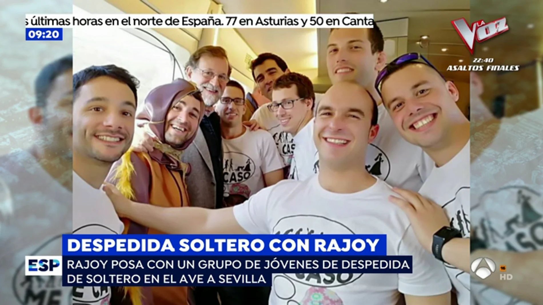 Rajoy, posa con un grupo de jóvenes de despedida de soltero