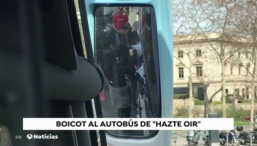 Los CDR boicotean y cortan el paso al autobús de HazteOir en la Avenida de la Diagonal de Barcelona 