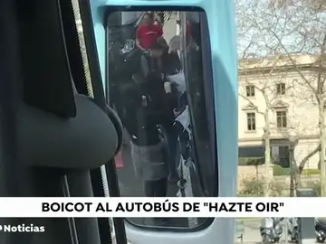 Los CDR boicotean y cortan el paso al autobús de HazteOir en la Avenida de la Diagonal de Barcelona Los CDR boicotean y cortan el paso al autobús de HazteOir en la Avenida de la Diagonal de Barcelona