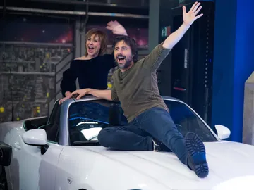 Pablo Motos entrega a Hugo Silva la tarjeta que le acredita como invitado Platino de 'El Hormiguero 3.0' Pablo Motos entrega a Hugo Silva la tarjeta que le acredita como invitado Platino de 'El Hormiguero 3.0'