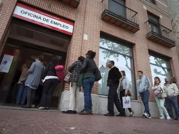 Una cola de personas en la Oficina de Empleo Una cola de personas en la Oficina de Empleo