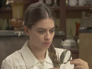 Elsa descubre un mensaje oculto en su anillo de compromiso Elsa descubre un mensaje oculto en su anillo de compromiso