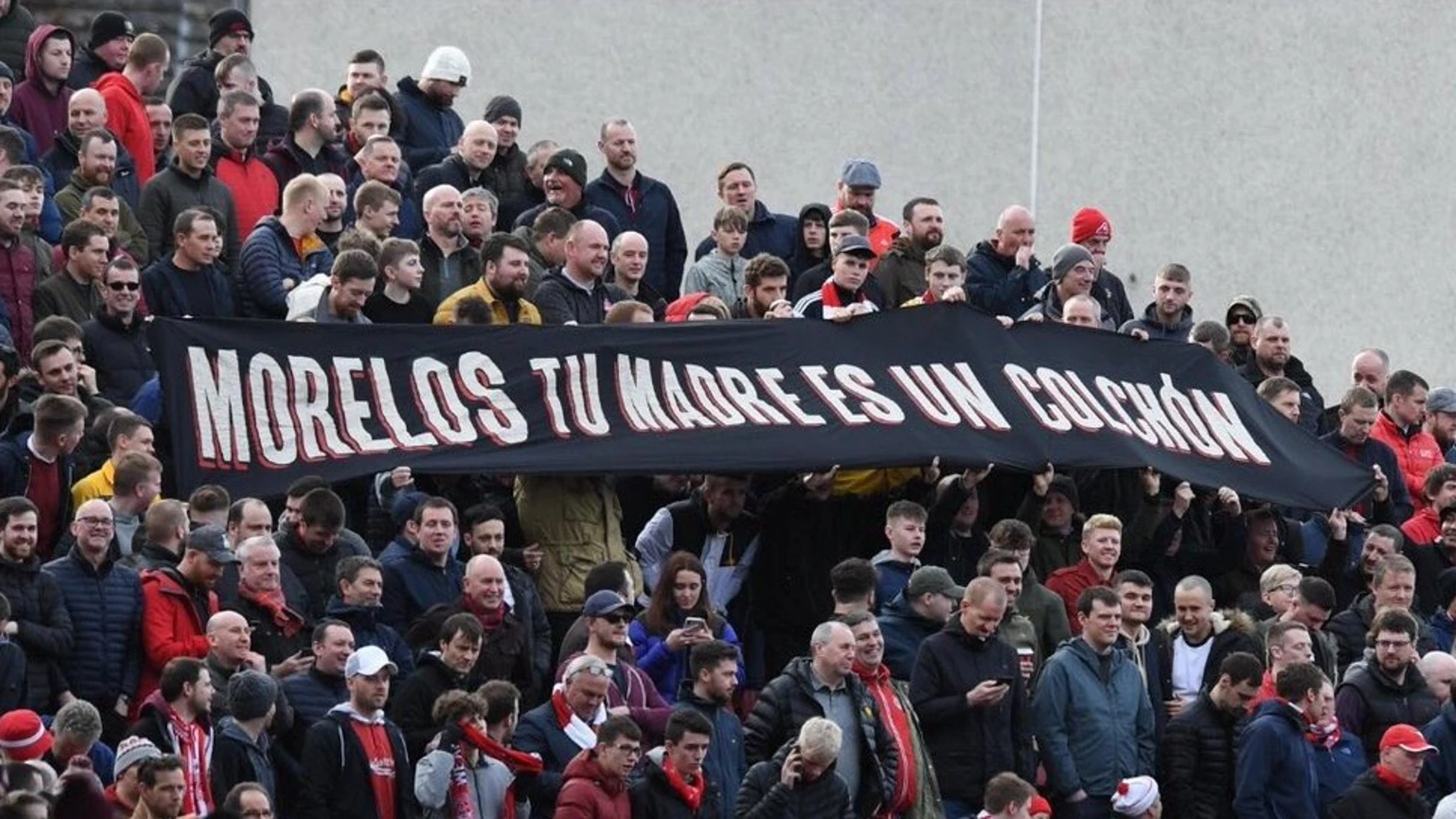 La pancarta con el mensaje "Morelos tu madre es un colchón" La pancarta con el mensaje "Morelos tu madre es un colchón"