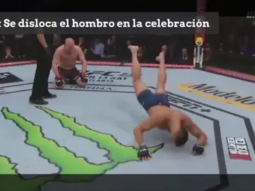Gana por KO con un rodillazo volador y se disloca el hombro con la celebración Gana por KO con un rodillazo volador y se disloca el hombro con la celebración