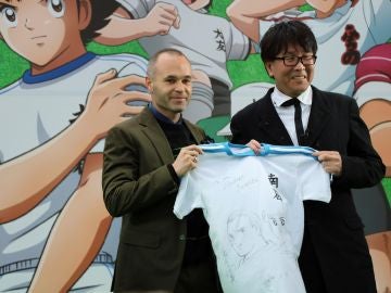 Andrés Iniesta recibe una camiseta personalizada de manos del autor "Oliver y Benji"