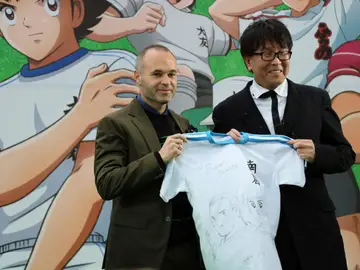 Andrés Iniesta recibe una camiseta personalizada de manos del autor "Oliver y Benji" Andrés Iniesta recibe una camiseta personalizada de manos del autor "Oliver y Benji"