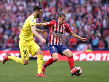 Filipe Luis en un partido contra el Villarreal