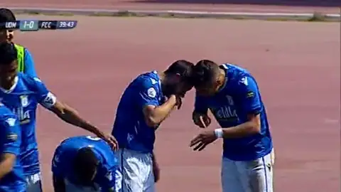 La polémica celebración de dos jugadores del Melilla La polémica celebración de dos jugadores del Melilla