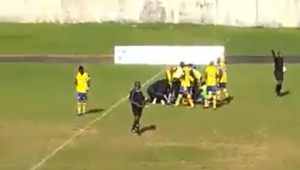 Un futbolista de Gabón sufre un paro cardíaco en pleno partido