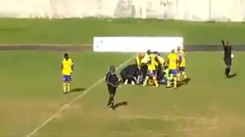 Un futbolista de Gabón sufre un paro cardíaco en pleno partido Un futbolista de Gabón sufre un paro cardíaco en pleno partido