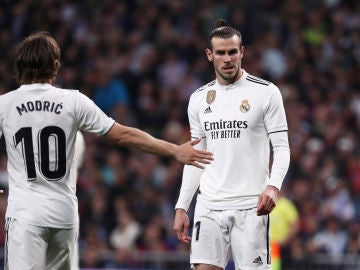 Luka Modric da la mano a Gareth Bale