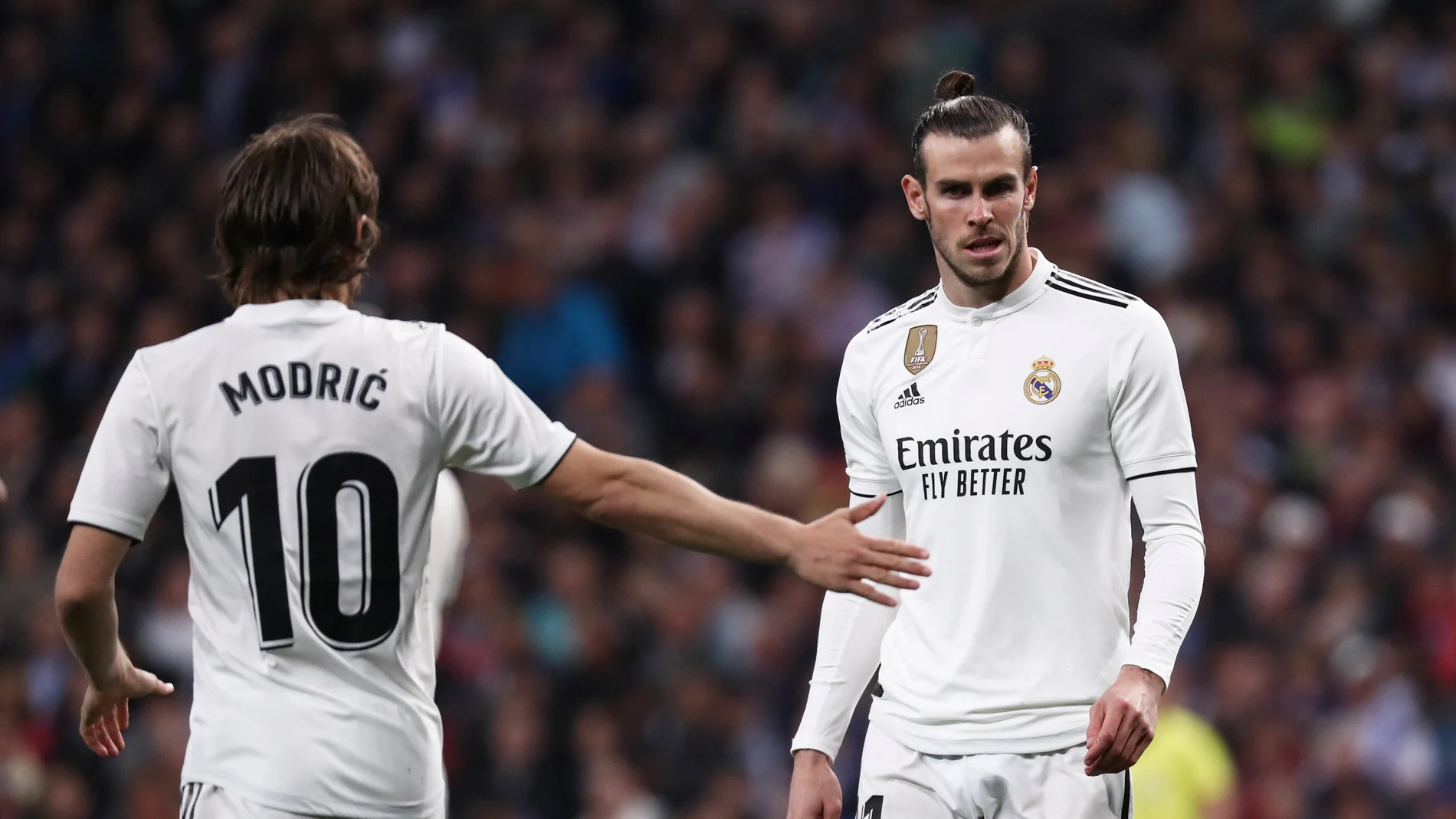 Luka Modric da la mano a Gareth Bale Luka Modric da la mano a Gareth Bale