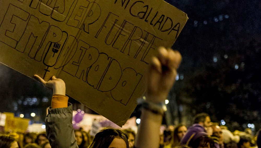 Una manifestante sostiene una pancarta durante el 8M.